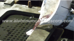 pouring aluminum alloy 319 into sand casting mold